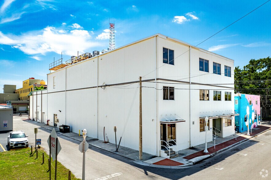 2401 1st St, Fort Myers, FL à louer - Photo de l’immeuble – Image 2 sur 14