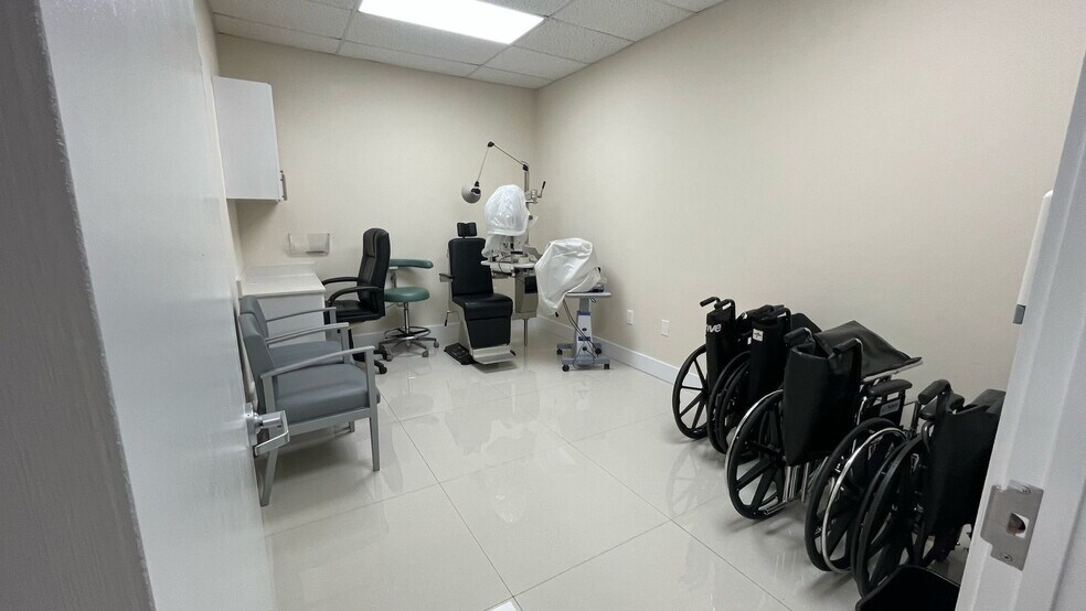 400-488 NE 125th St, North Miami, FL à louer - Photo intérieure – Image 2 sur 12