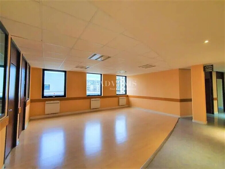 Bureau dans Issy-les-Moulineaux à vendre - Photo de l’immeuble – Image 3 sur 11