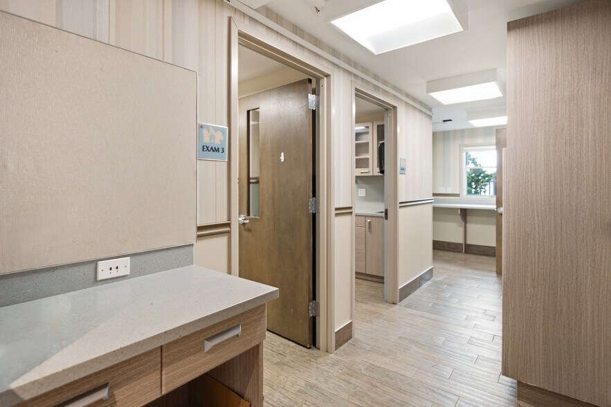 319 Union Ave, Westbury, NY à louer - Photo de l’immeuble – Image 3 sur 13
