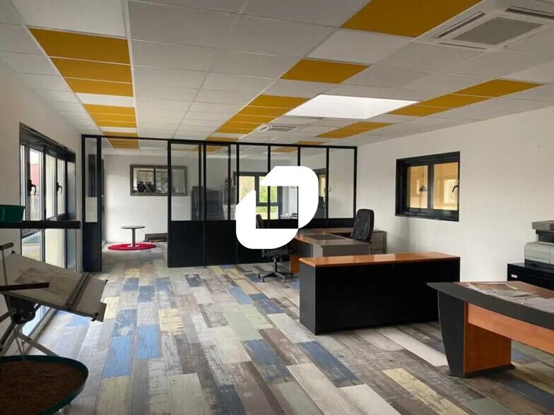 Bureau dans Marines à louer - Photo de l’immeuble – Image 1 sur 6