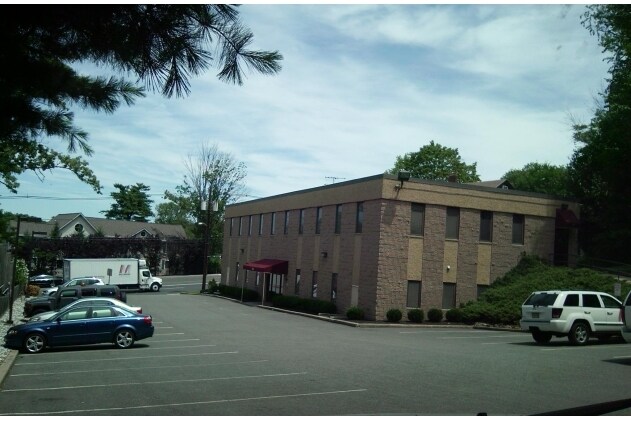 526 Bloomfield Ave, Caldwell, NJ à louer - Photo de l’immeuble – Image 3 sur 46