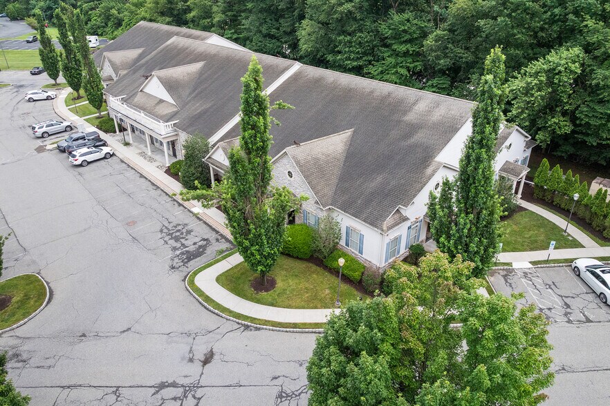670 Woodbourne Rd, Langhorne, PA à vendre - Photo de l’immeuble – Image 3 sur 40