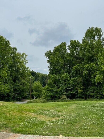 200 Oakland St, Lowell, NC à vendre - Photo de l’immeuble – Image 3 sur 8