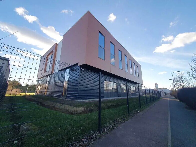 Local d'activités dans Bondoufle à vendre - Photo de l’immeuble – Image 1 sur 3