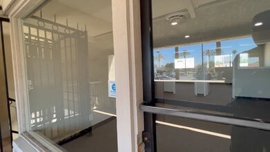 3325-3425 E Chapman Ave, Orange, CA à louer - Vidéo sur l’annonce professionnelle 
