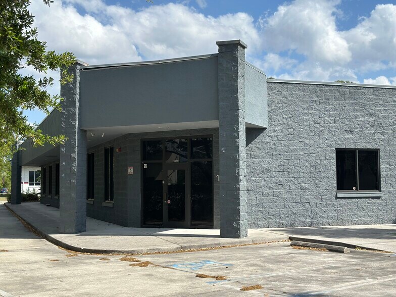 733-737 Commerce Dr, Venice, FL à louer - Photo de l’immeuble – Image 1 sur 10