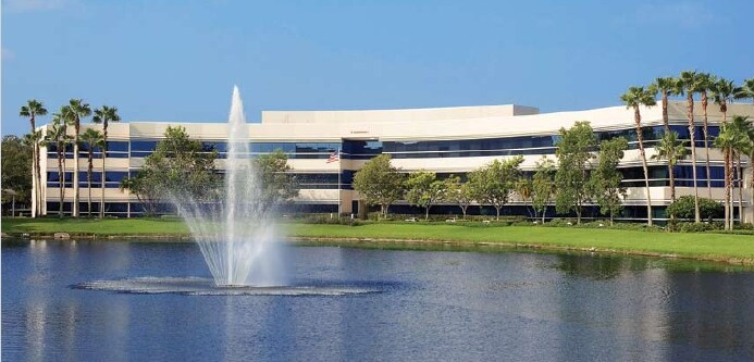 100 Paramount Dr, Sarasota, FL à louer - Photo de l’immeuble – Image 2 sur 14