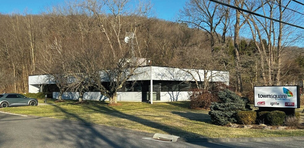 1014 Federal Rd, Brookfield, CT à vendre - Photo de l’immeuble – Image 1 sur 5