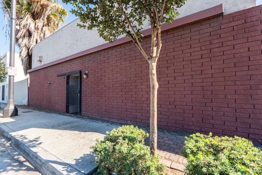 5261-5265 E Washington Blvd, Commerce, CA à vendre - Photo de l’immeuble – Image 2 sur 18