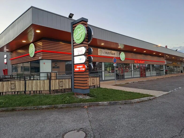 Local d’activités dans Pontarlier à louer - Photo de l’immeuble – Image 1 sur 4