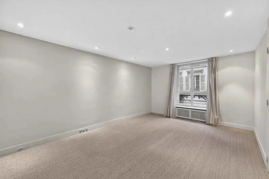 27 Rue De L'Universite, Paris à vendre - Photo de l’immeuble – Image 3 sur 16