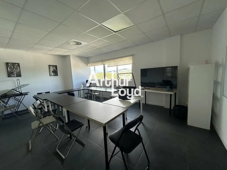Bureau dans Fréjus à louer - Photo de l’immeuble – Image 1 sur 7