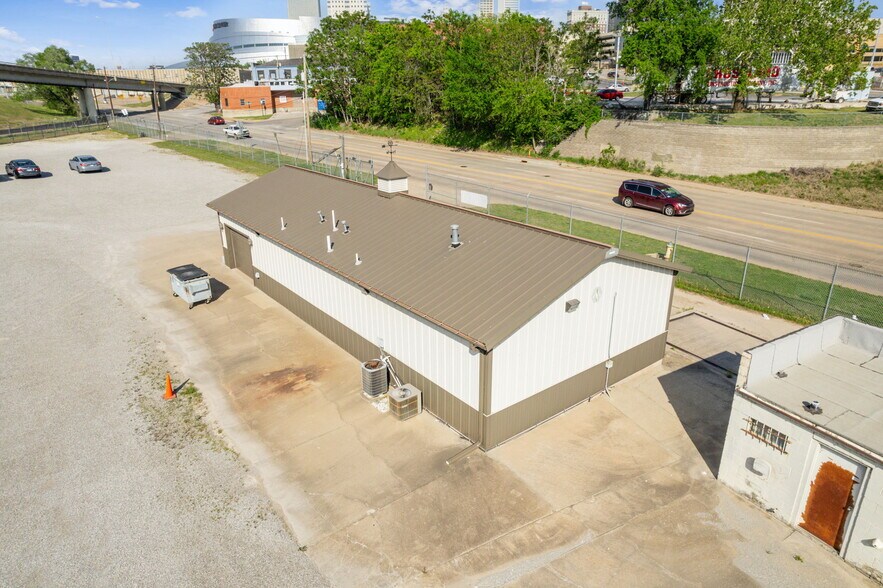 212 W Heavy Traffic Way, Tulsa, OK à louer - Photo de l’immeuble – Image 3 sur 12