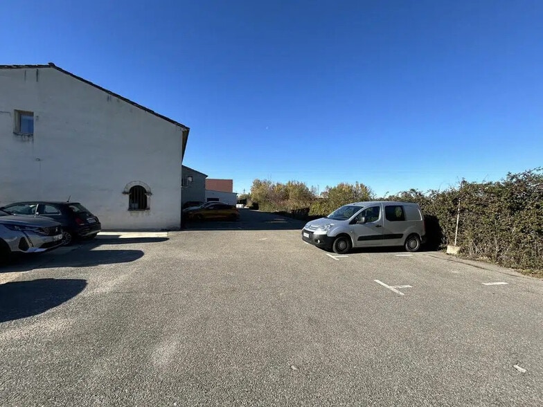 Bureau dans L'ISLE-SUR-LA-SORGUE à louer - Photo de l’immeuble – Image 3 sur 9