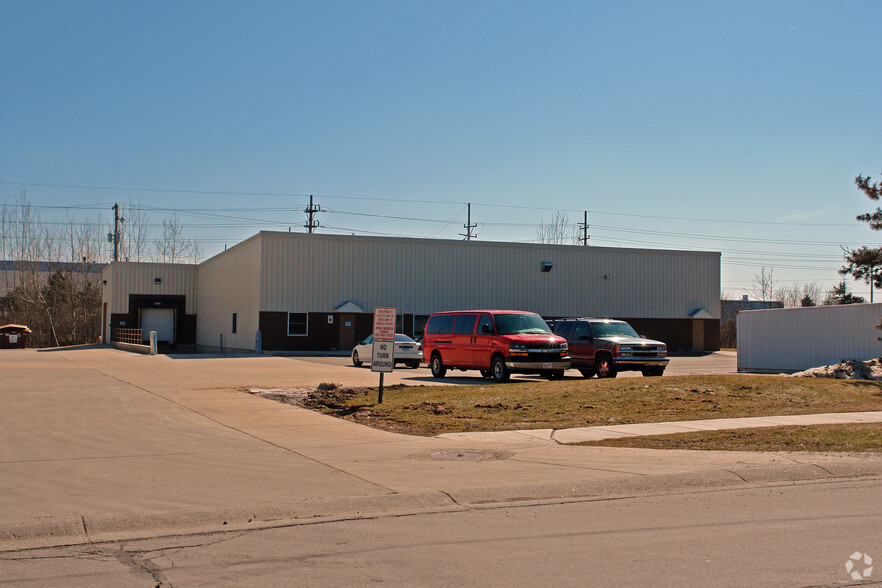 883 Whitney Dr, Lapeer, MI à louer - Photo de l’immeuble – Image 1 sur 1
