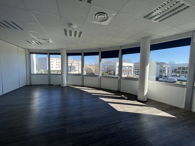 1 Avenue Henri Becquerel, Mérignac à louer - Photo de l’immeuble – Image 2 sur 9