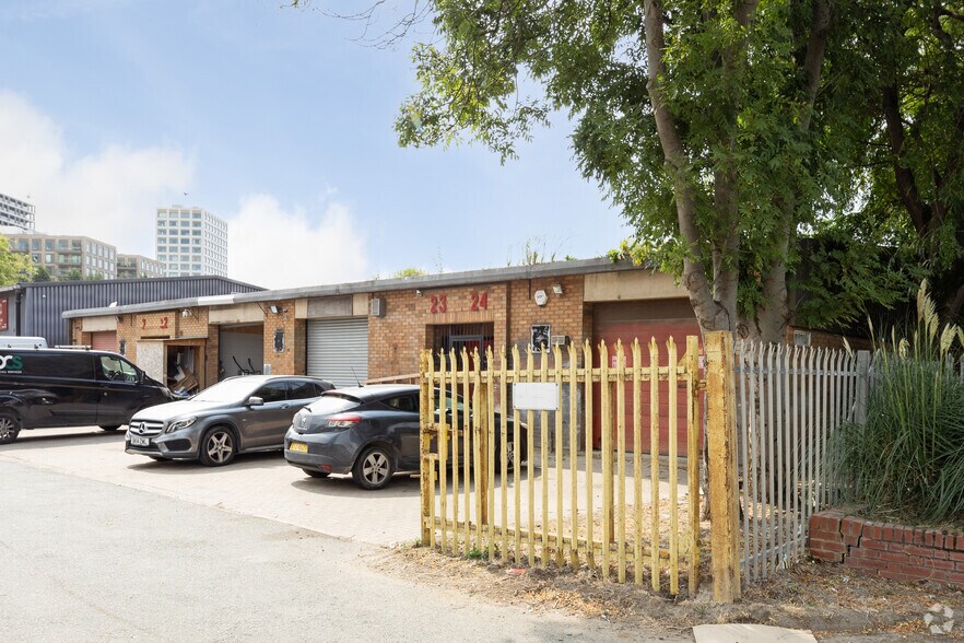 22-28 Bradfield Rd, Londres à louer - Photo de l’immeuble – Image 3 sur 3