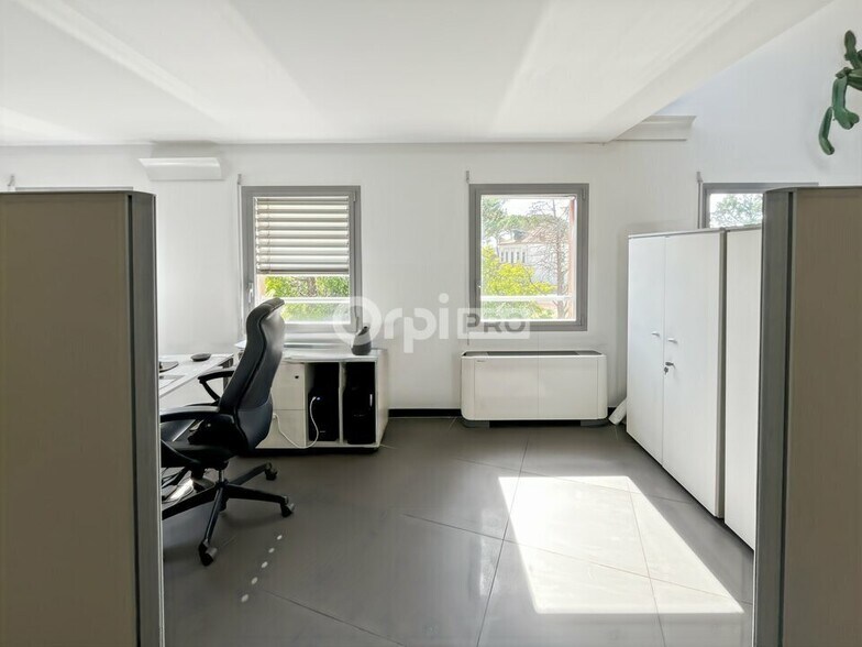 Bureau dans Gémenos à louer - Photo de l’immeuble – Image 2 sur 12
