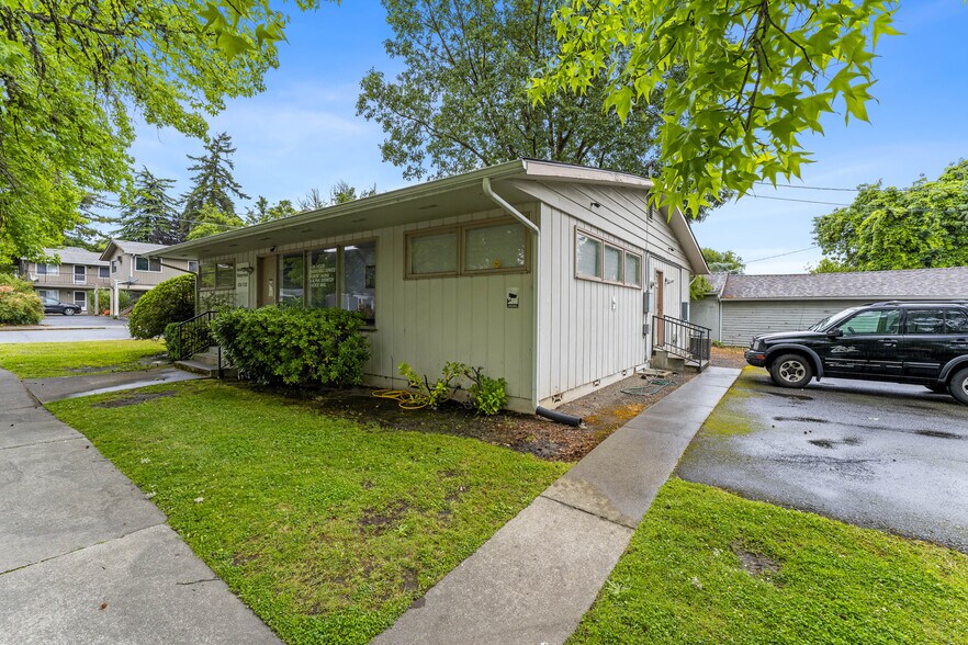 515 NE 8th St, Grants Pass, OR à vendre - Photo de l’immeuble – Image 3 sur 19