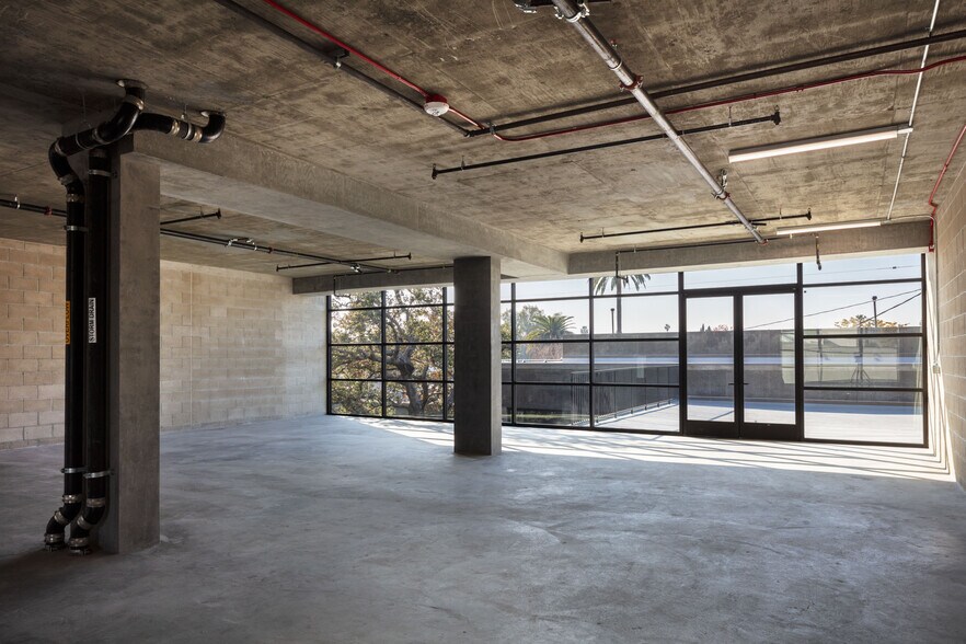 743 Seward St, Los Angeles, CA à louer - Photo de l’immeuble – Image 2 sur 26