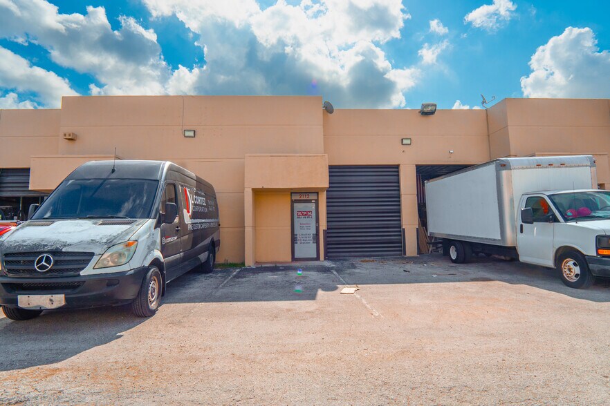2104-2120 W 62nd St, Hialeah, FL à louer - Photo de l’immeuble – Image 3 sur 11