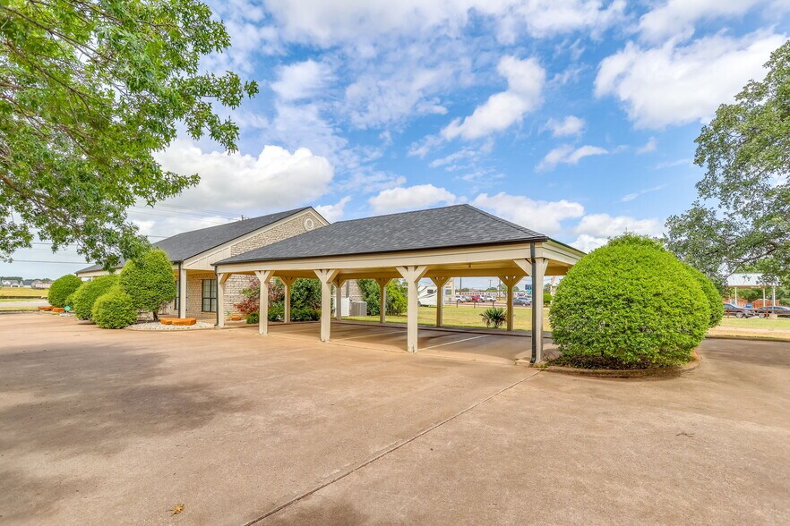 600 S Harbor Ct, Granbury, TX à vendre - Photo de l’immeuble – Image 2 sur 11