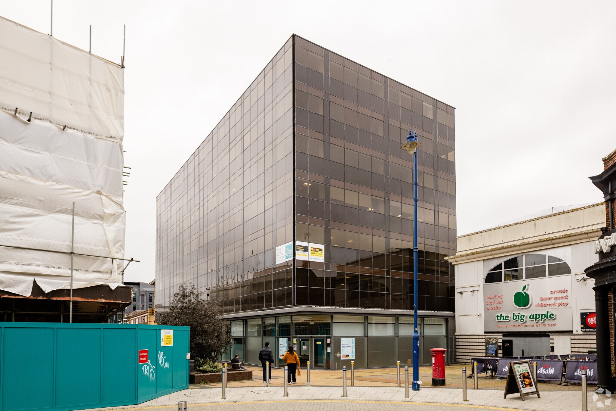 One Crown Sq, Woking à louer Photo principale– Image 1 sur 4