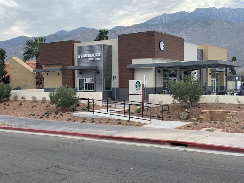 1753 N Sunrise Way, Palm Springs, CA à louer - Photo de l’immeuble – Image 2 sur 5