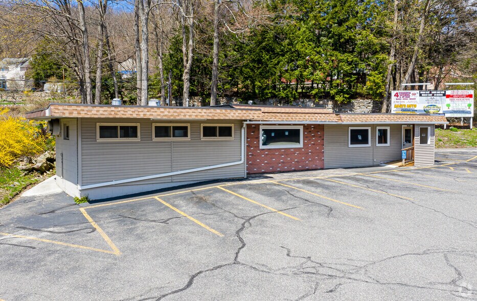 652 Migeon Ave, Torrington, CT à vendre - Photo de l’immeuble – Image 2 sur 10