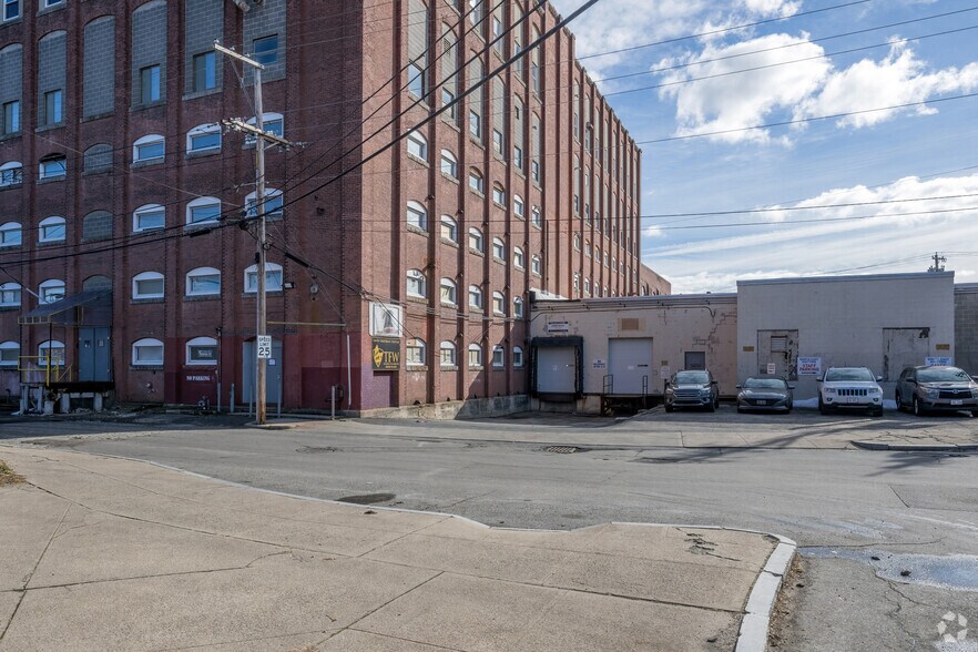 209 Weeden St, Pawtucket, RI à louer - Photo de l’immeuble – Image 3 sur 12