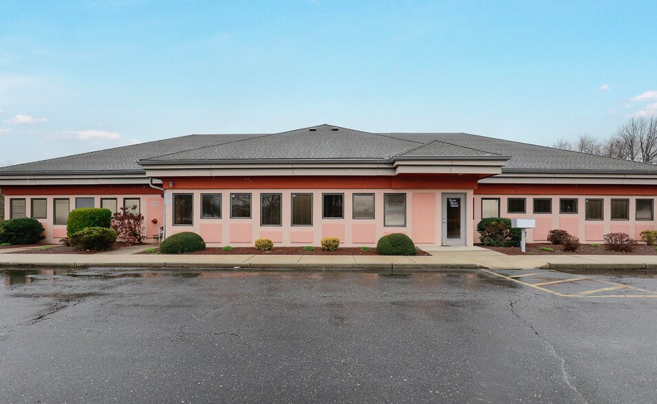 501 Iron Bridge Rd, Freehold, NJ à vendre - Photo principale – Image 1 sur 4