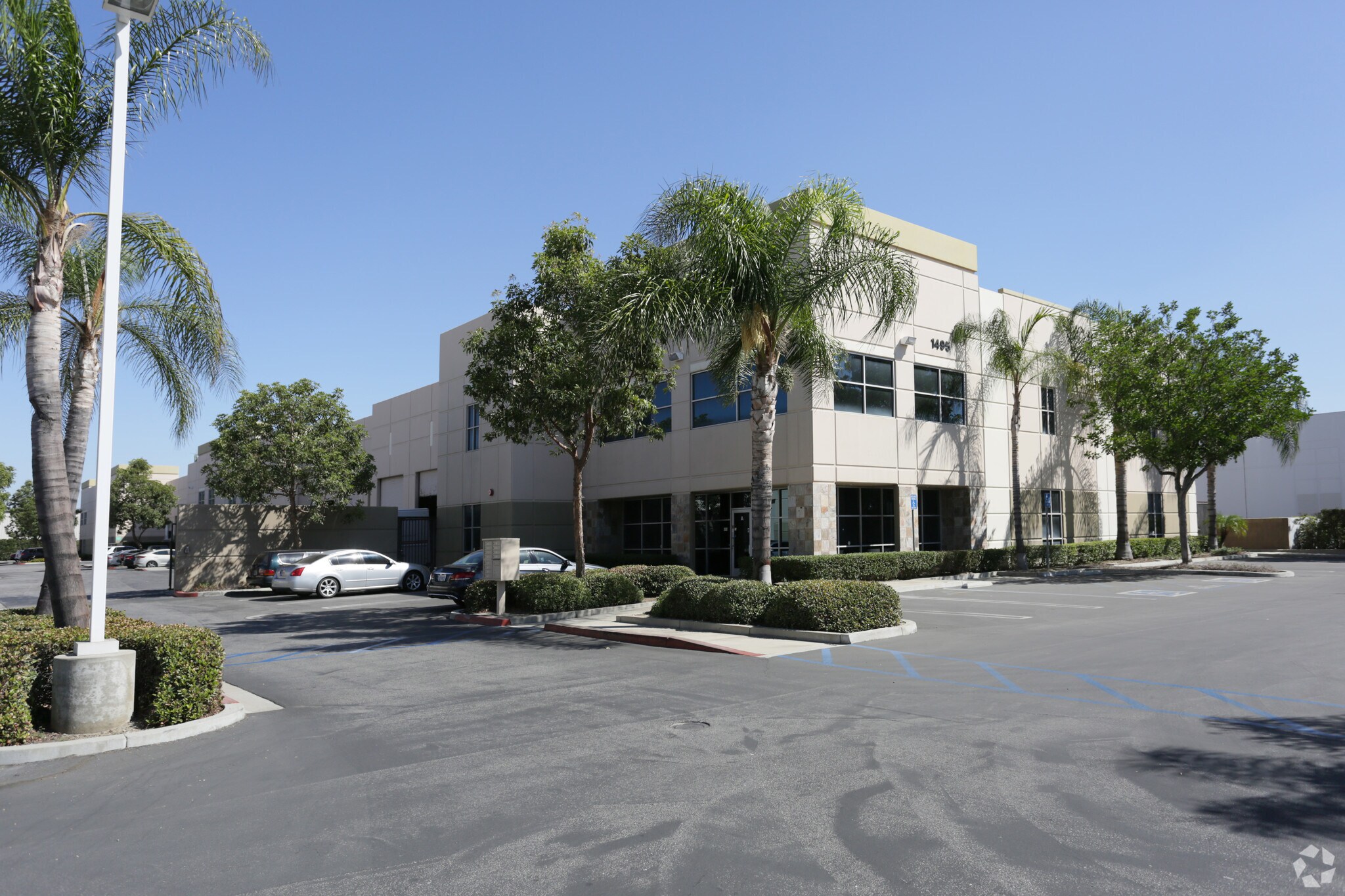 1495 S Campus Ave, Ontario, CA à louer Photo principale– Image 1 sur 58
