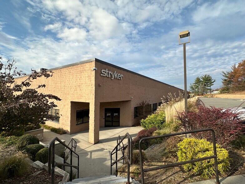 1 Pearl Ct, Allendale, NJ à louer - Photo de l’immeuble – Image 3 sur 8
