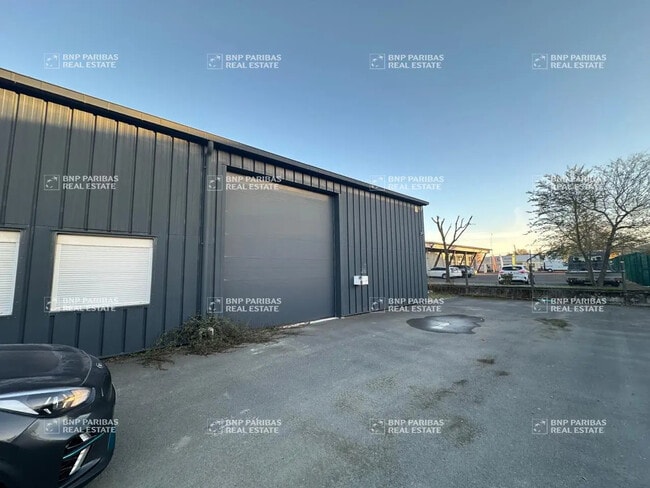 Plus de détails pour Local d'activités à louer