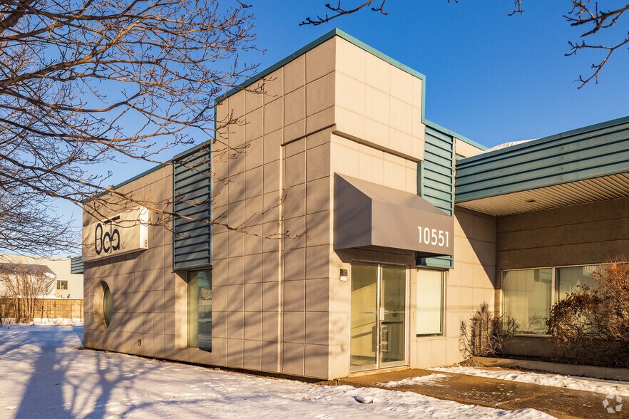 10551 Boul Ray-Lawson, Montréal, QC à louer - Photo principale – Image 1 sur 4