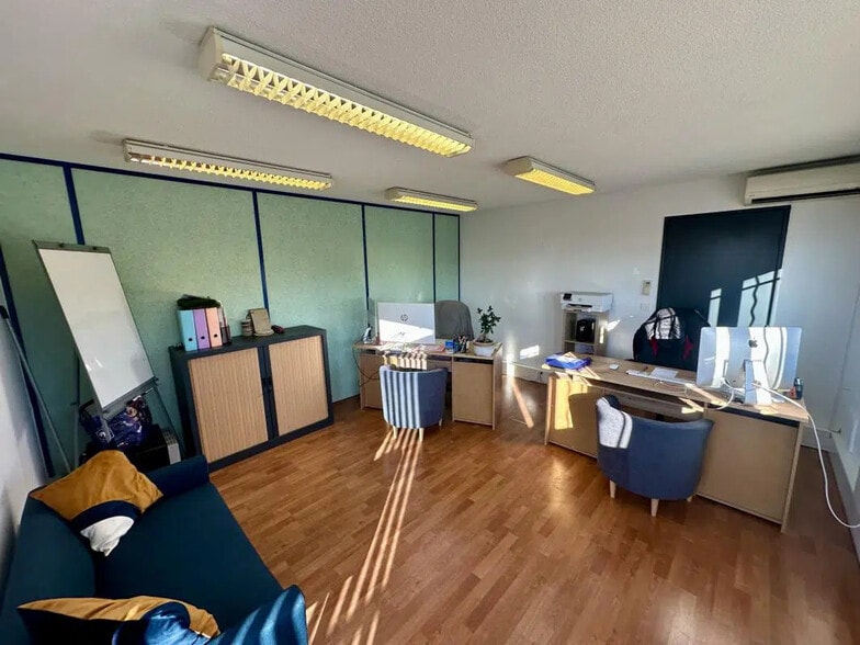 Bureau dans Puget-sur-Argens à louer - Photo de l’immeuble – Image 1 sur 8