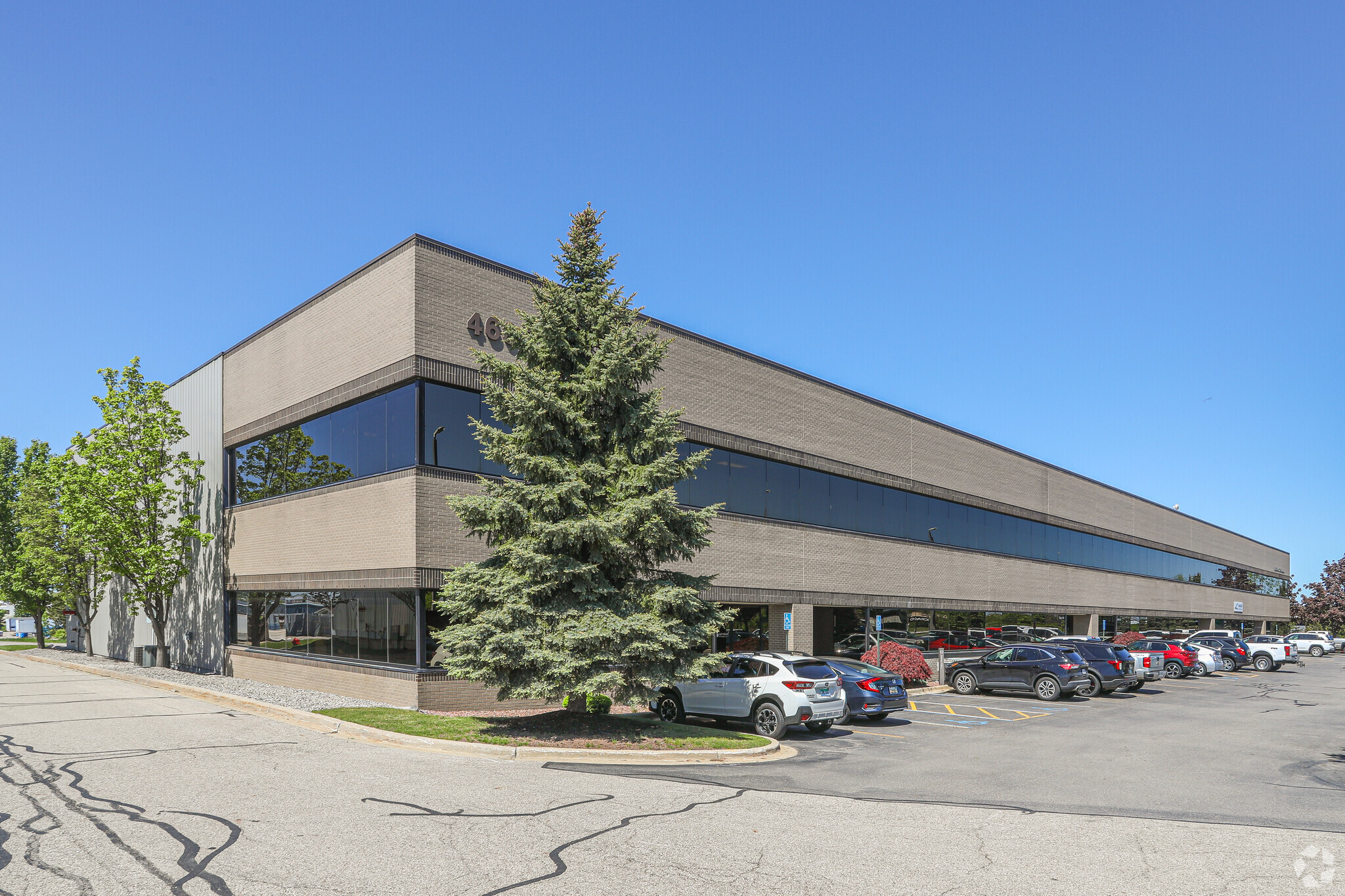 4665 Broadmoor Ave SE, Grand Rapids, MI à louer Photo de l’immeuble– Image 1 sur 6