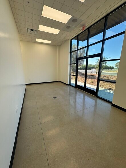31242 DenBeste Court, Shafter, CA à louer - Photo de l’immeuble – Image 3 sur 9