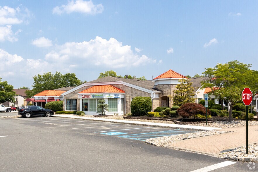 613 Hope Rd, Eatontown, NJ à louer - Photo de l’immeuble – Image 3 sur 10