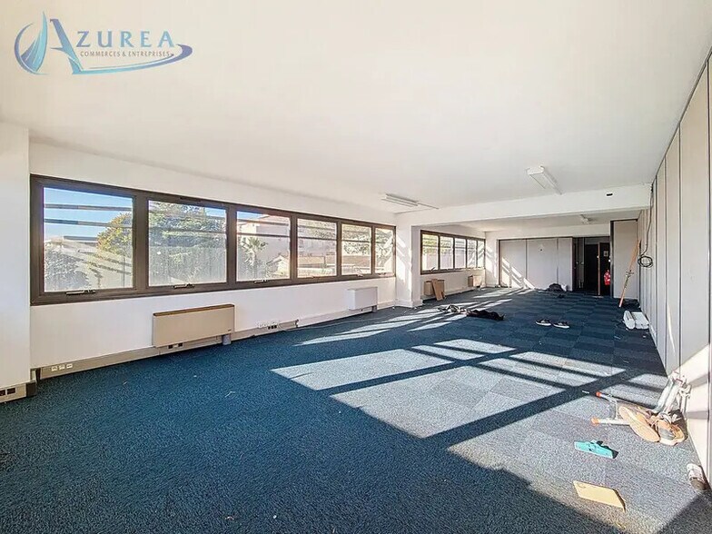 Bureau dans Villeneuve-Loubet à louer - Photo de l’immeuble – Image 2 sur 6