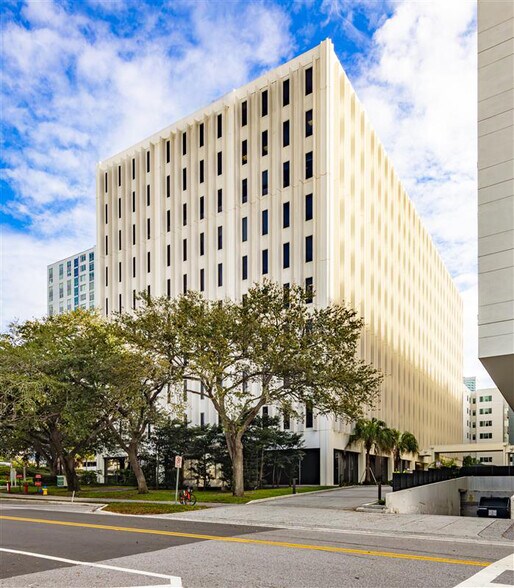 1000 N Ashley Dr, Tampa, FL à louer - Photo de l’immeuble – Image 2 sur 6