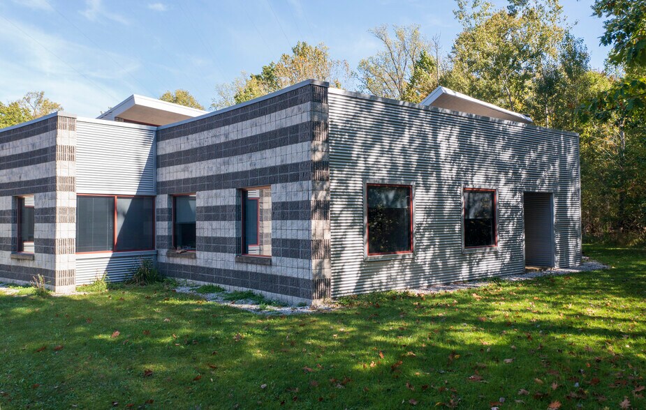 8425 Peach St, Erie, PA à vendre - Photo de l’immeuble – Image 2 sur 14