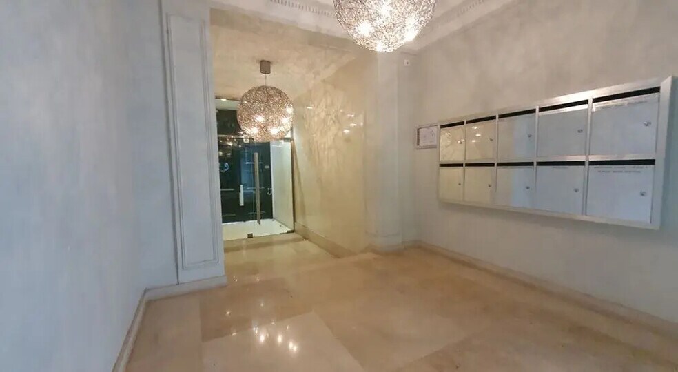 8 Rue Des Capucines, Paris à louer - Photo de l’immeuble – Image 2 sur 9
