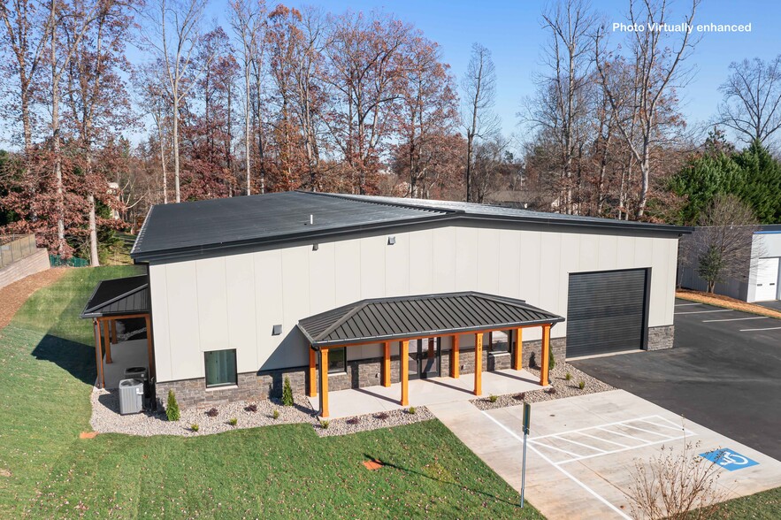 355 Cornelius Rd, Mooresville, NC à vendre - Photo de l’immeuble – Image 1 sur 15