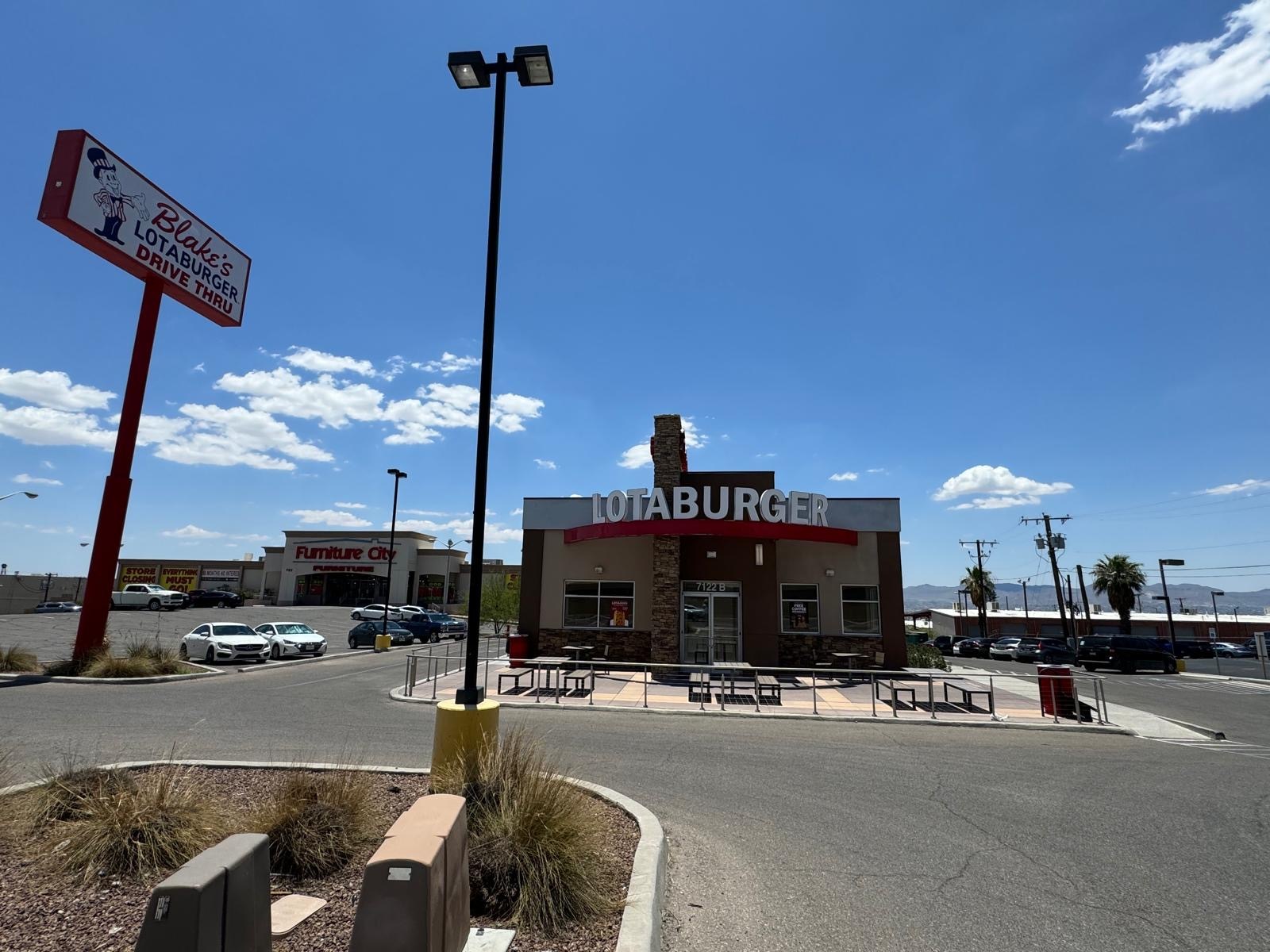 7122 Gateway Blvd E, El Paso, TX à louer Photo de l’immeuble– Image 1 sur 1