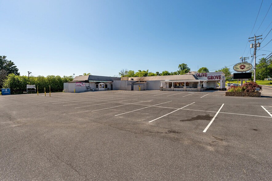 705 N Hammonds Ferry Rd, Linthicum Heights, MD à louer - Photo de l’immeuble – Image 2 sur 16