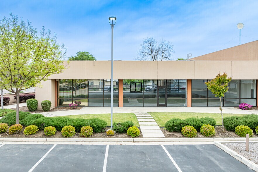700 E Mineral King Ave, Visalia, CA à louer - Photo de l’immeuble – Image 2 sur 8