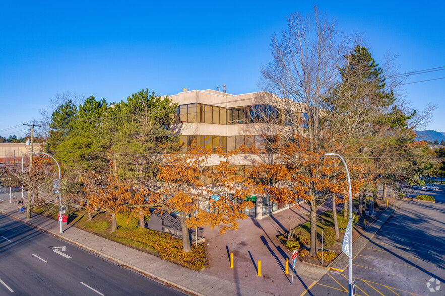 15225 104th Ave, Surrey, BC à louer - Photo de l’immeuble – Image 1 sur 4