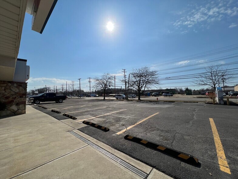 5867-5873 Mayfield Rd, Mayfield Heights, OH à louer - Photo de l’immeuble – Image 3 sur 7